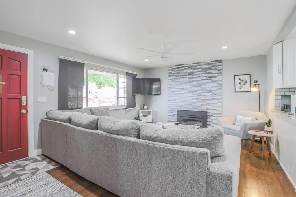 New Modern W/ Beautiful Finishes! Apartment Denver